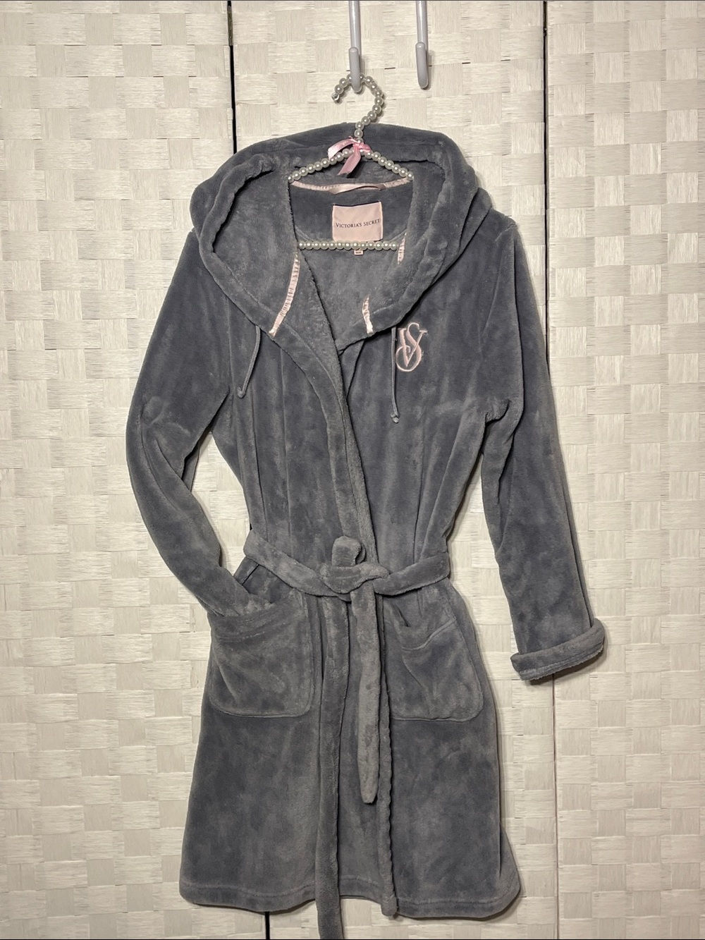 Victoria's Secret Gray Plush Hooded Robe with Pink Trim Size M